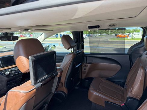 Used 2019 Chrysler Pacifica Limited w/ Tire & Wheel Group FWD image 21