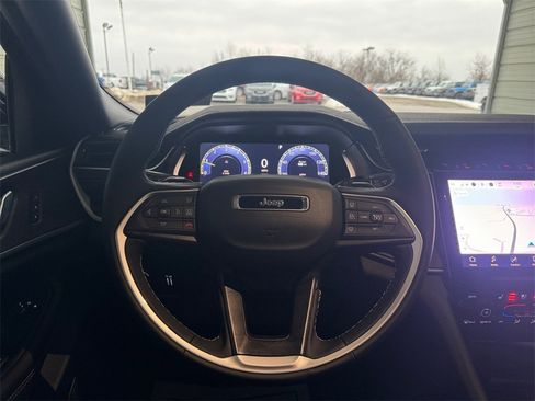 Used 2025 Jeep Grand Cherokee L Limited w/ Luxury Tech Group II image 15