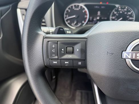 Used 2025 Nissan Rogue S FWD image 23