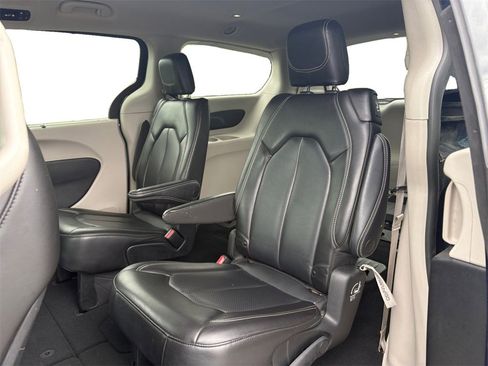 Certified 2023 Chrysler Pacifica Touring-L image 15