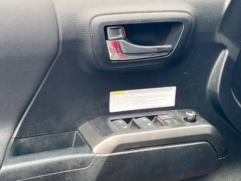 Used 2018 Toyota Tacoma TRD Off-Road image 13