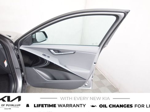 New 2025 Kia Niro EX Touring image 15