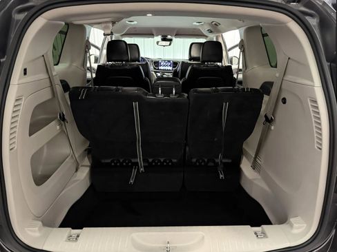 Used 2023 Chrysler Pacifica Touring-L FWD image 41