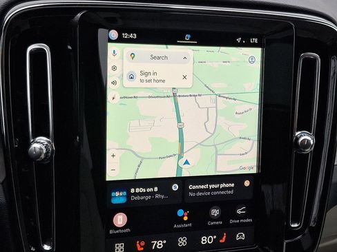 Certified 2025 Volvo XC40 B5 Plus image 17