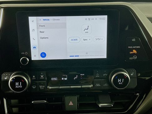 Used 2025 Toyota Highlander XLE image 24