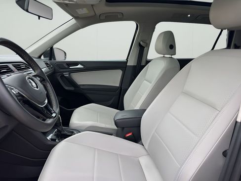 Used 2021 Volkswagen Tiguan SE w/ Panoramic Sunroof Package image 6