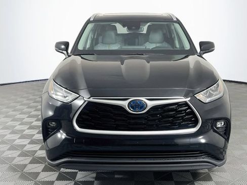 Used 2023 Toyota Highlander Bronze Edition FWD image 3