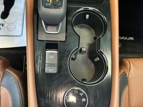 Certified 2025 Nissan Rogue Platinum image 29