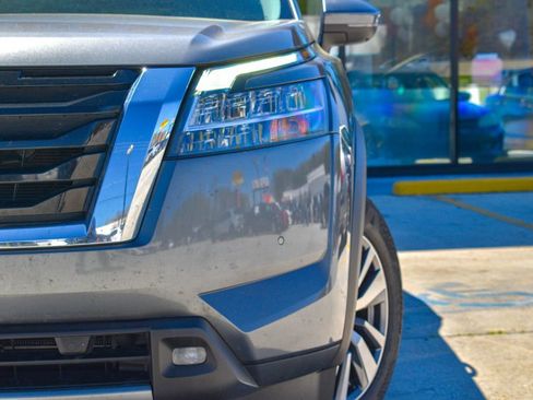 Used 2023 Nissan Pathfinder SL image 3