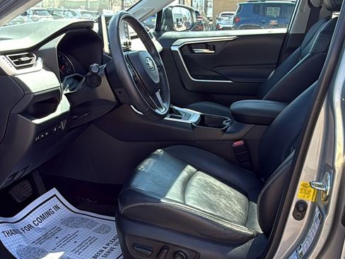 Used 2020 Toyota RAV4 XLE Premium AWD/4WD image 31