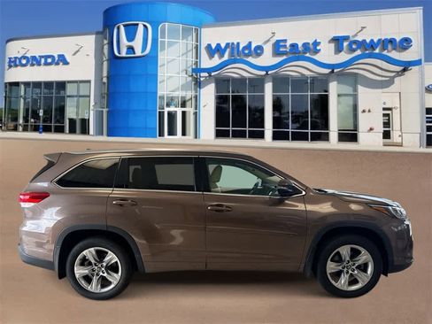 Used 2018 Toyota Highlander Limited image 9
