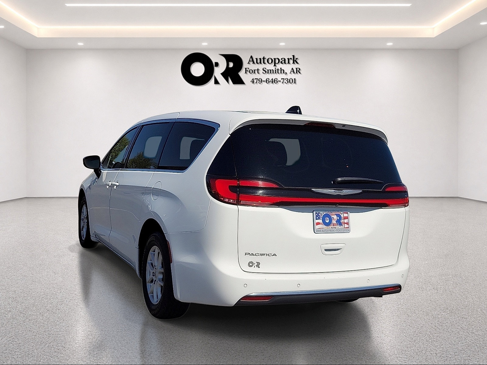 Used 2025 Chrysler Pacifica Select FWD image 4