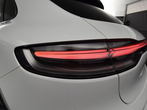 Certified 2025 Porsche Macan AWD/4WD image 12