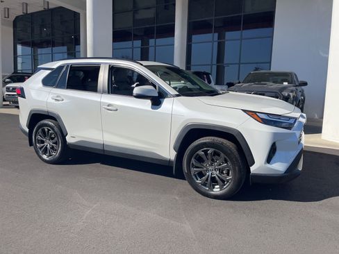 Used 2022 Toyota RAV4 XLE Premium image 5