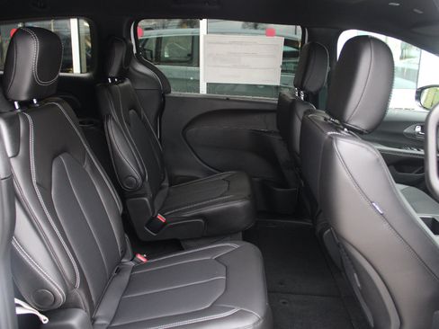 New 2026 Chrysler Pacifica Select image 10