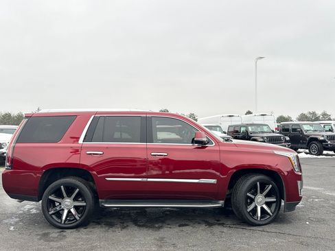 Used 2016 Cadillac Escalade Luxury image 2