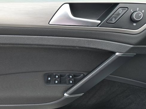 Used 2017 Volkswagen Golf S image 10