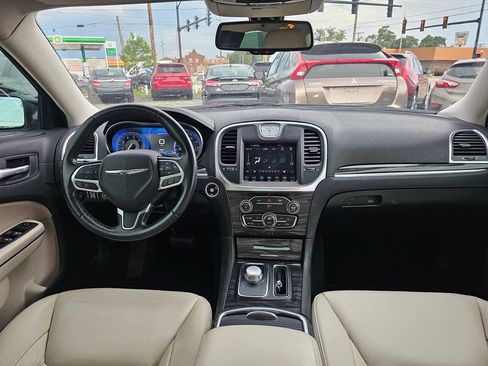 Used 2019 Chrysler 300 Touring w/ Quick Order Package 2EF RWD image 13