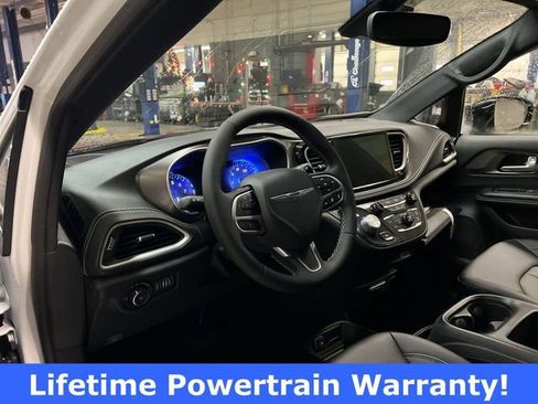 New 2026 Chrysler Pacifica Select image 10
