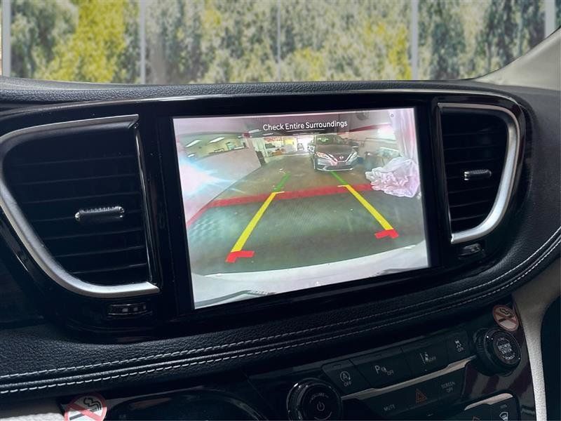 Used 2023 Chrysler Pacifica Limited FWD image 28
