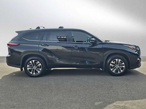 Used 2024 Toyota Highlander XLE AWD/4WD image 2