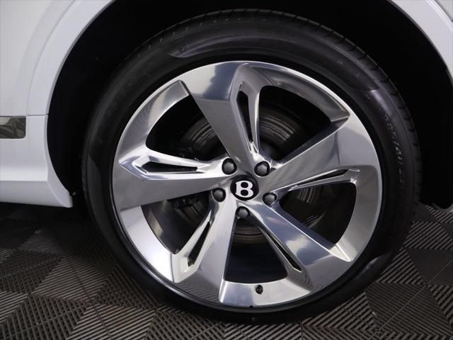 Used 2025 Bentley Bentayga Extended Wheelbase AWD/4WD image 32