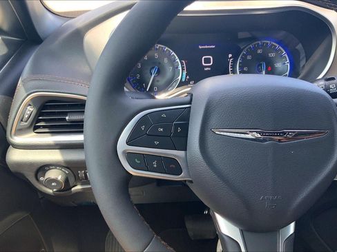 Used 2024 Chrysler Pacifica Pinnacle FWD image 18