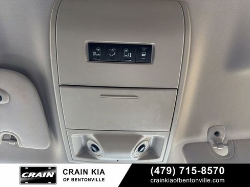 Used 2016 Chrysler Town & Country Touring image 27