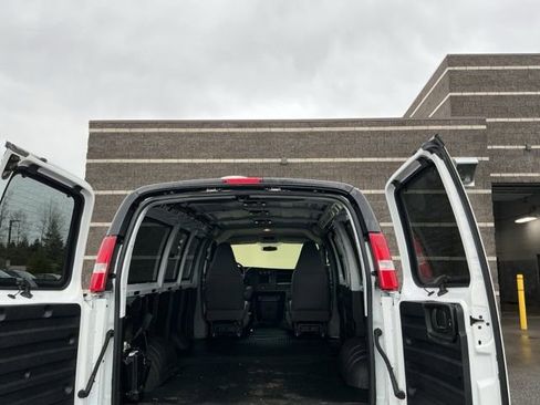Used 2017 GMC Savana 3500 image 8