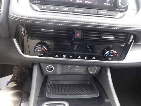 Used 2022 Nissan Rogue SV image 16