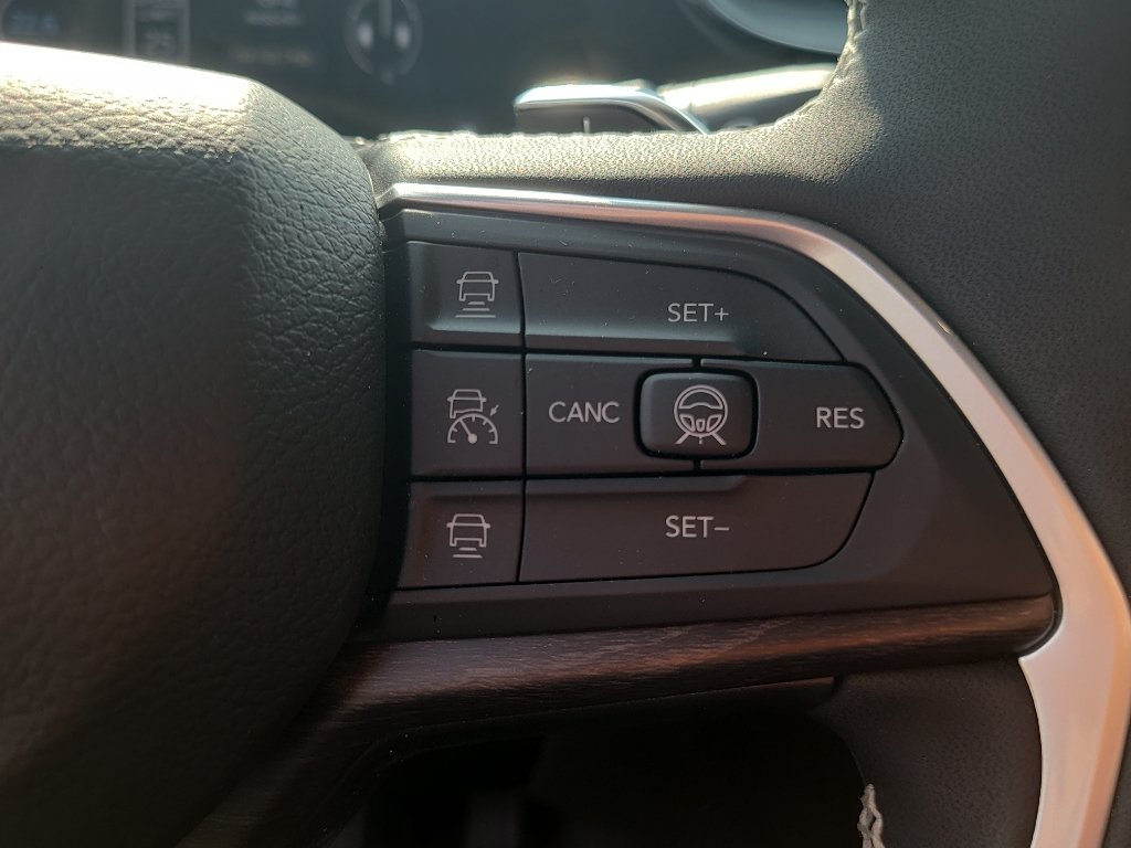 New 2026 Jeep Grand Cherokee Limited w/ Luxury Tech Group II AWD/4WD image 34