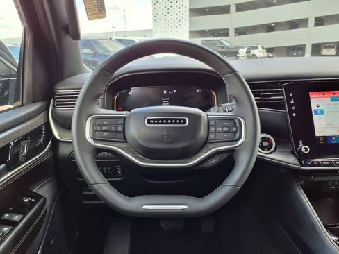 Used 2024 Jeep Wagoneer L Series II RWD image 15