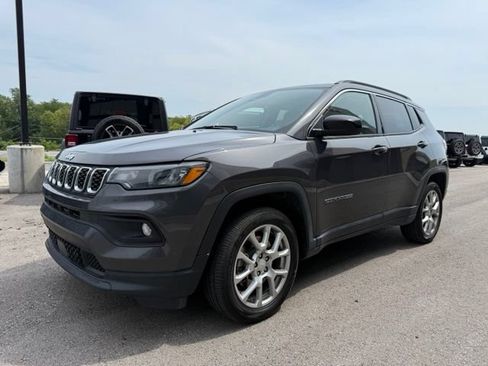 Used 2024 Jeep Compass Latitude AWD/4WD image 7