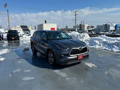 Used 2021 Toyota Highlander XLE image 2