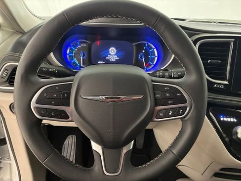 Used 2024 Chrysler Pacifica Select image 22