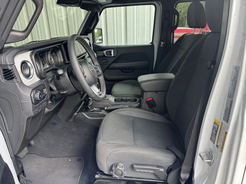 Used 2025 Jeep Wrangler Sahara image 23