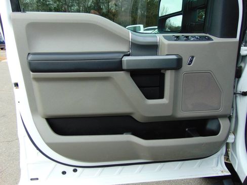 Used 2017 Ford F250 XLT w/ XLT Premium Package image 38