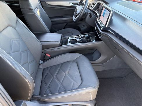 Used 2024 Volkswagen Atlas Cross Sport SE FWD image 12
