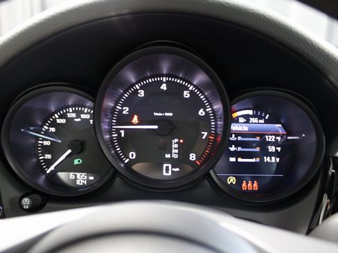 Used 2025 Porsche Macan AWD/4WD image 29