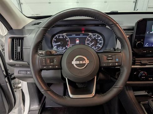 Used 2023 Nissan Pathfinder SL w/ Black Appearance Package AWD/4WD image 17