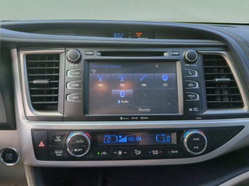 Used 2019 Toyota Highlander XLE FWD image 23