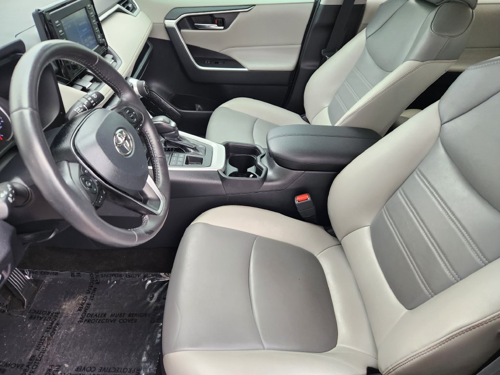 Used 2019 Toyota RAV4 XLE Premium w/ Cold Weather Package AWD/4WD image 4