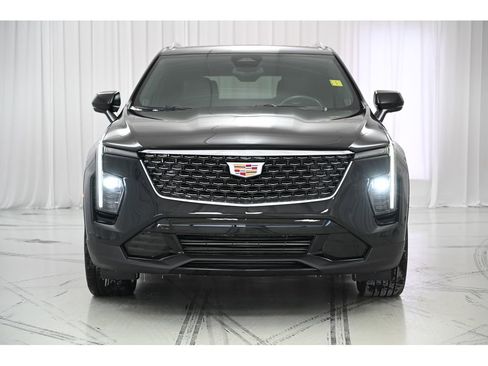 Used 2024 Cadillac XT4 Premium Luxury image 3
