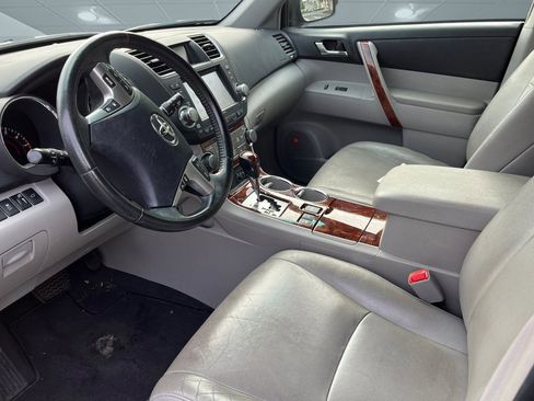 Used 2011 Toyota Highlander Limited w/ Tow Pkg image 3