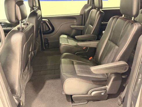 Used 2016 Dodge Grand Caravan R/T image 16