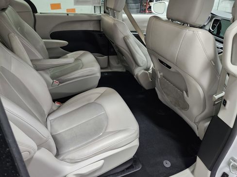 Used 2021 Chrysler Pacifica Touring-L image 21
