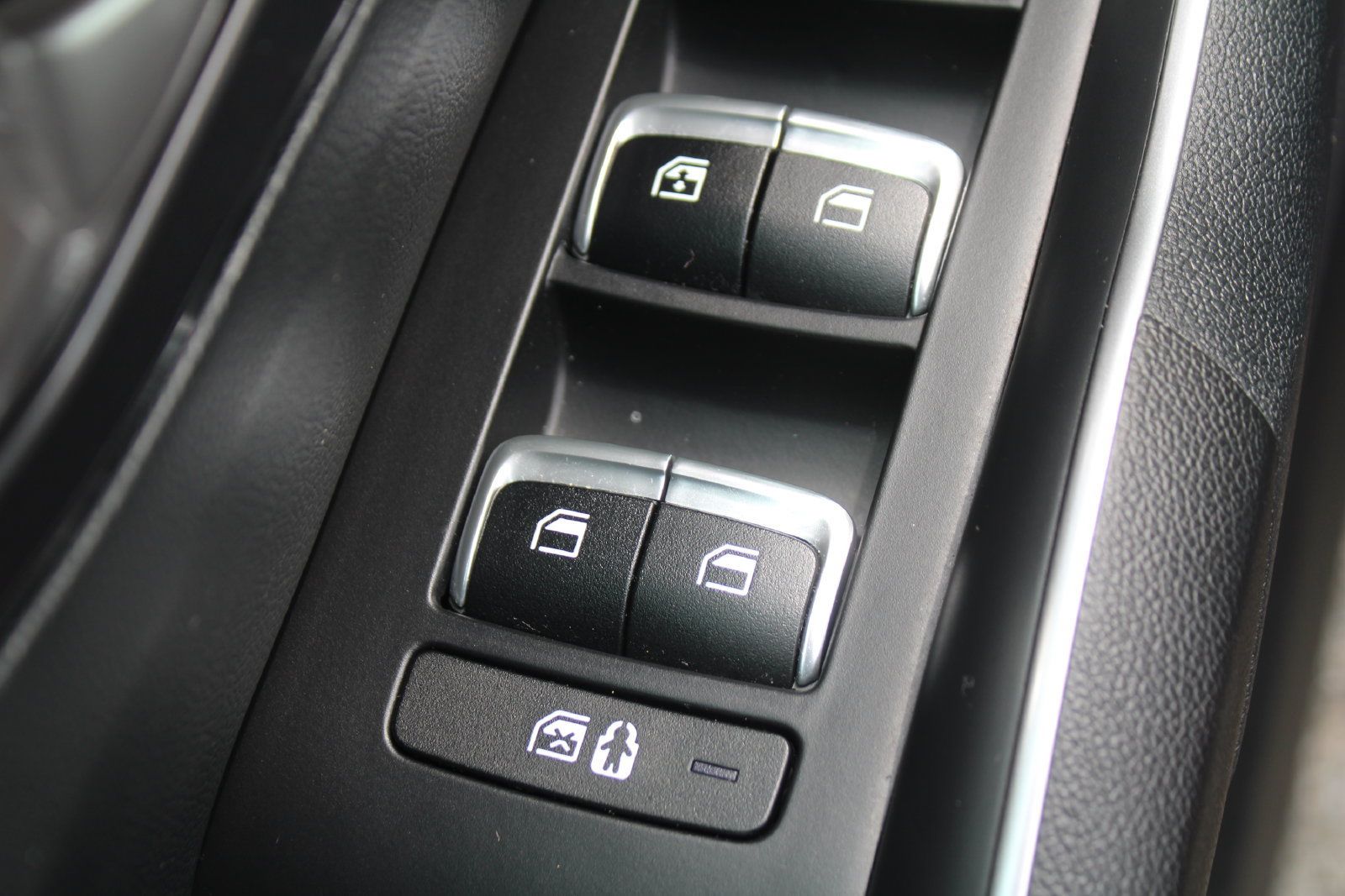 Certified 2025 Kia Sorento S FWD image 19