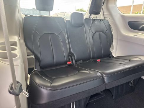 Used 2024 Chrysler Pacifica Touring-L FWD image 10