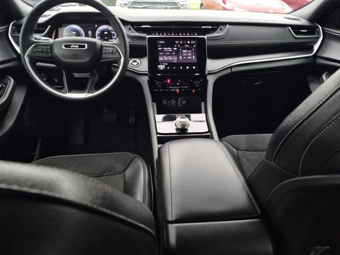 Used 2024 Jeep Grand Cherokee L Altitude image 17