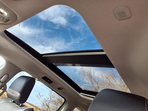 Used 2023 Chrysler Pacifica Limited image 5